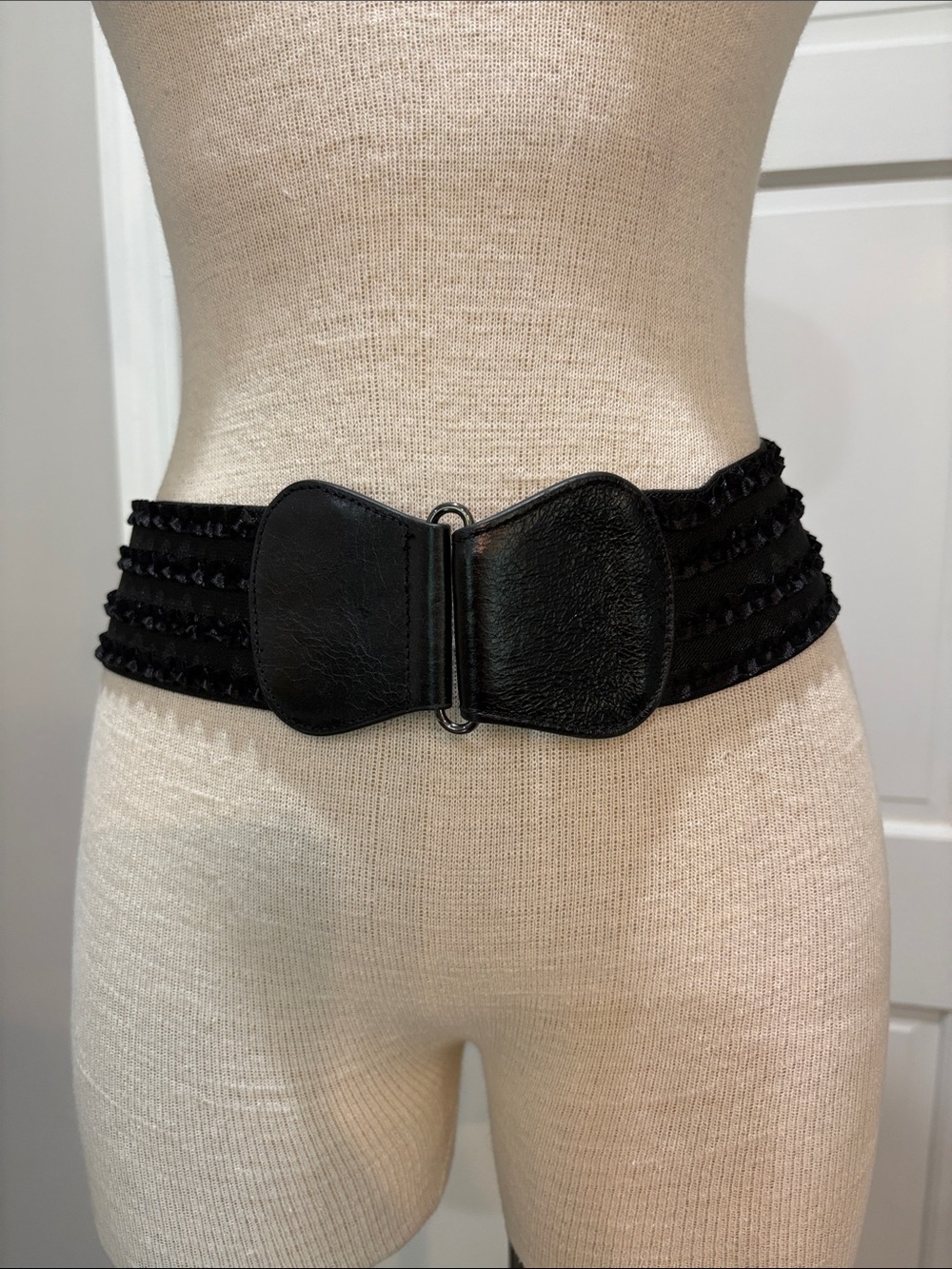 Betsey Johnson sz S/M black stretchy wide ruffled belt with leather trim